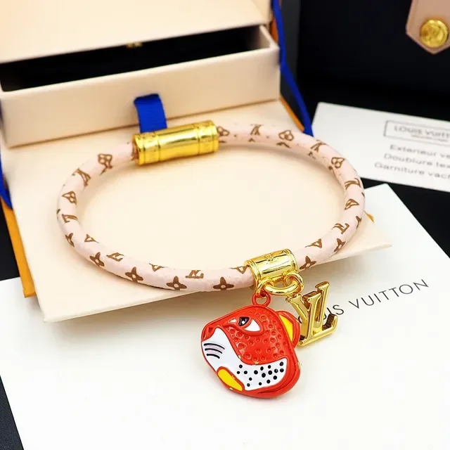 Louis Vuitton Pulseira com Faixa de Monograma Trançada em Ouro Rosa com Charme de Tigre Esmaltado 5