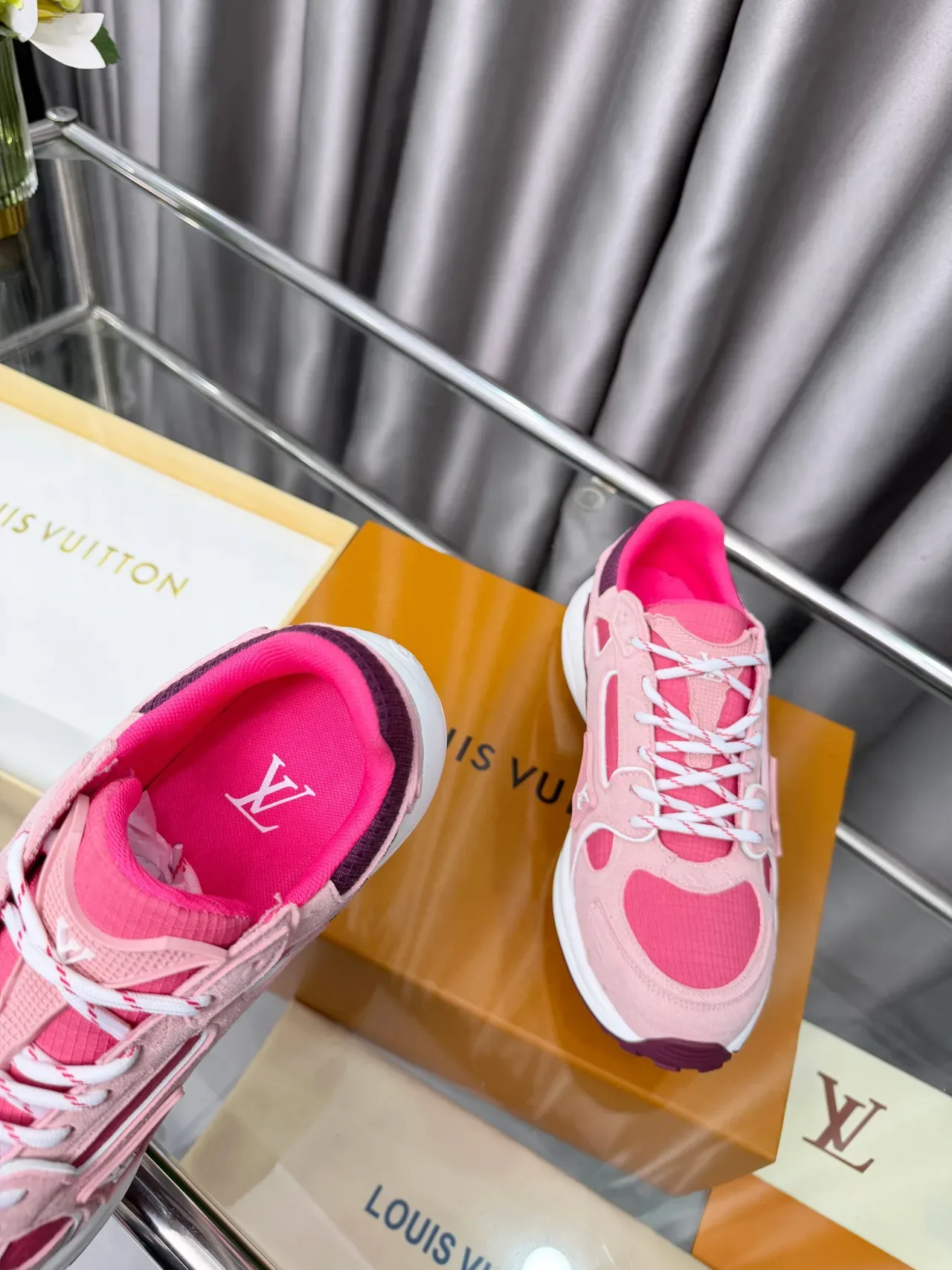 Louis Vuitton Sneakers Chunky Rose Violette Stratifiées Multi-Panneaux Supérieur Sculpté Semelle Média Blanche 2