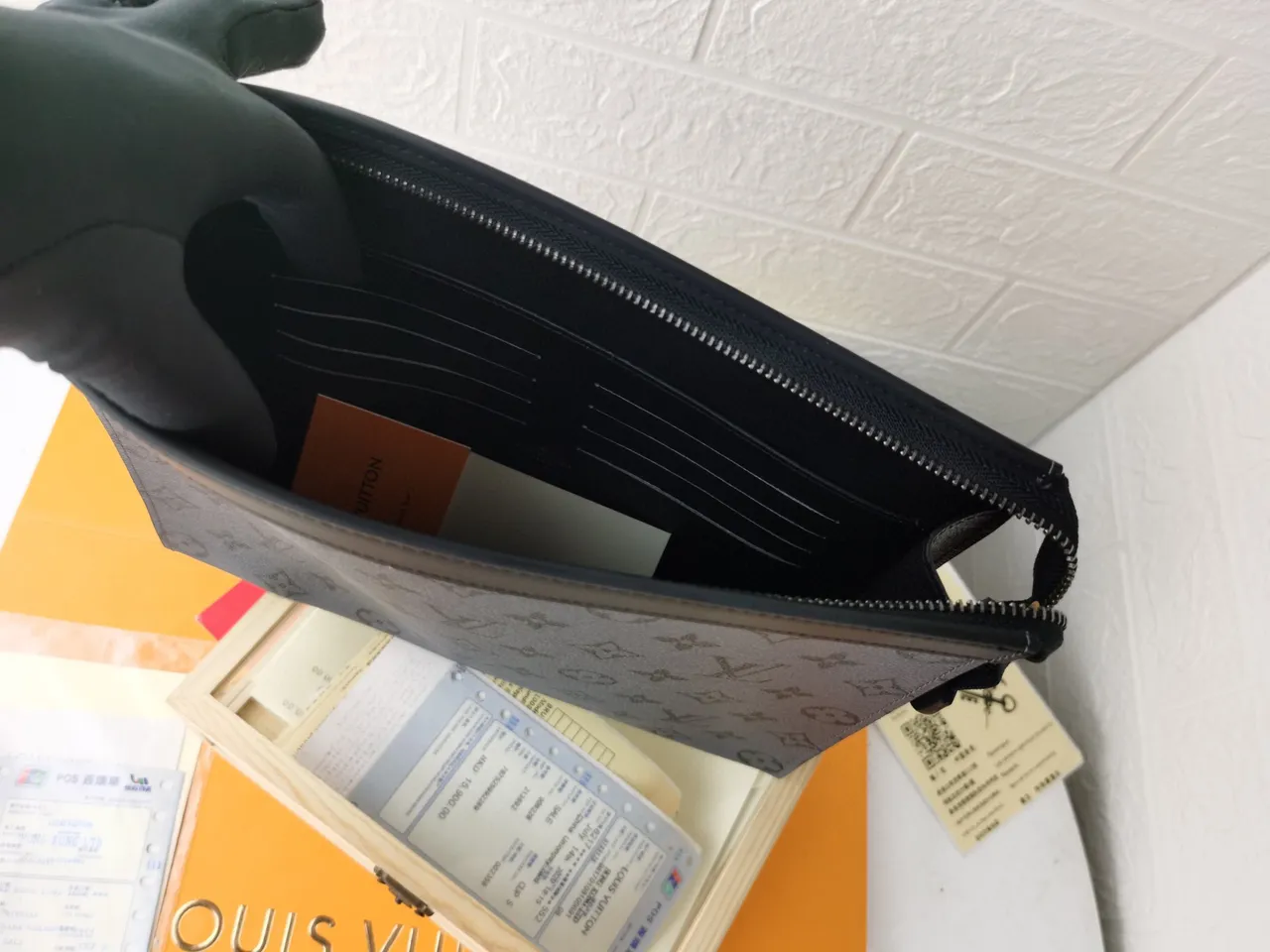 लुई विटन Pochette Accessoires चारकोल ग्रे Monogram Eclipse लिफाफा क्लच 2
