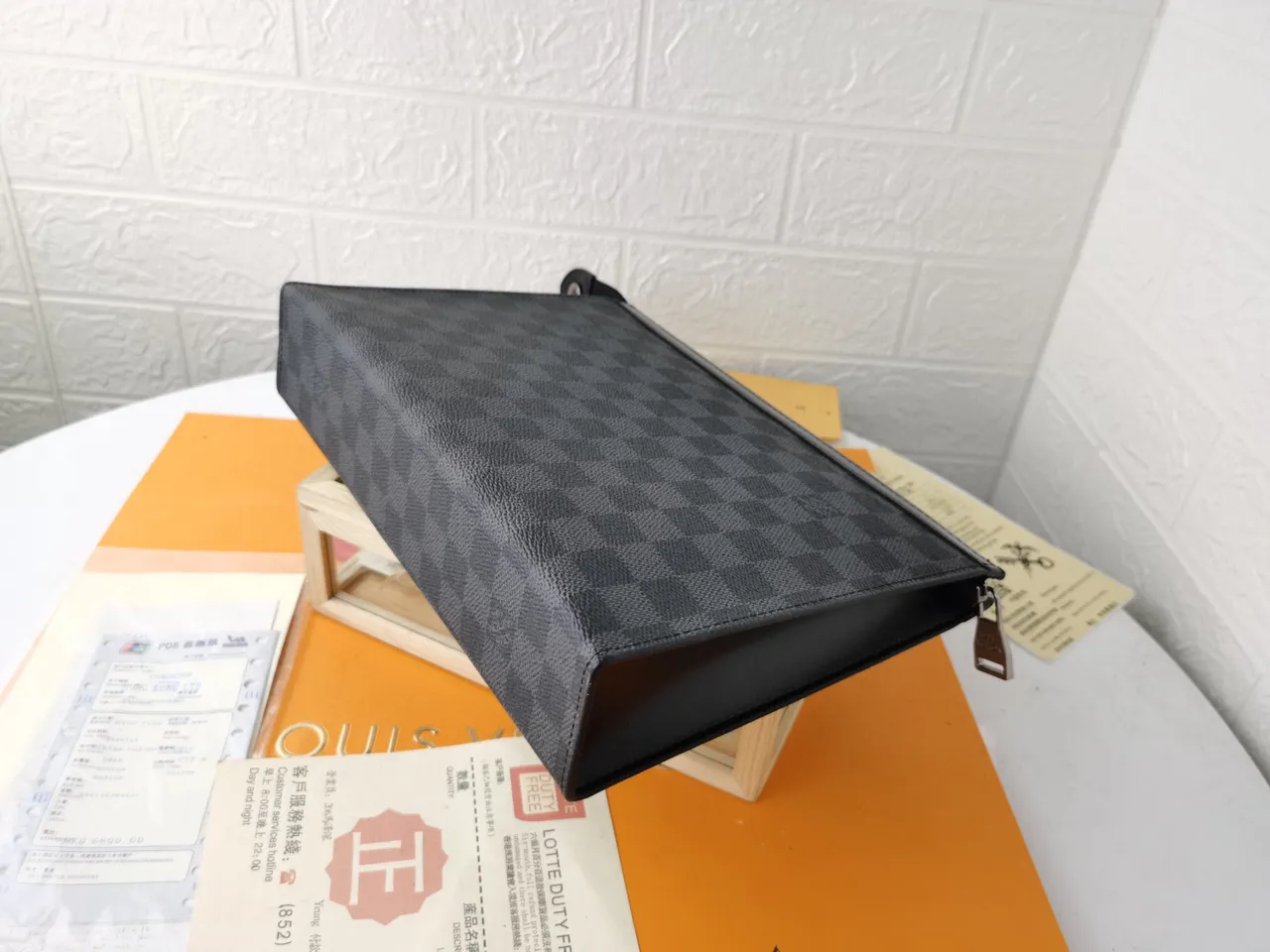 लुई विटन Pochette Accessoires चारकोल ग्रे Monogram Eclipse लिफाफा क्लच 24