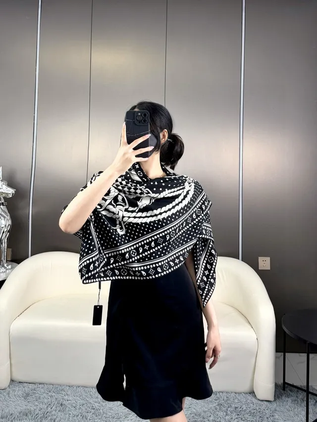 Lenço de seda Louis Vuitton com borda monograma impresso preto e branco 2
