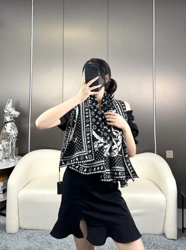 Lenço de seda Louis Vuitton com borda monograma impresso preto e branco 3