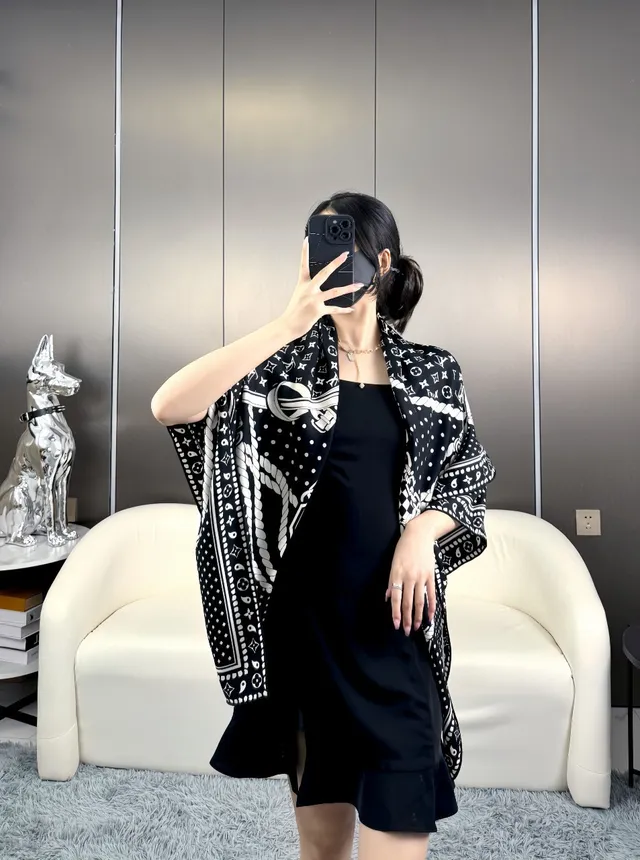 Lenço de seda Louis Vuitton com borda monograma impresso preto e branco 4