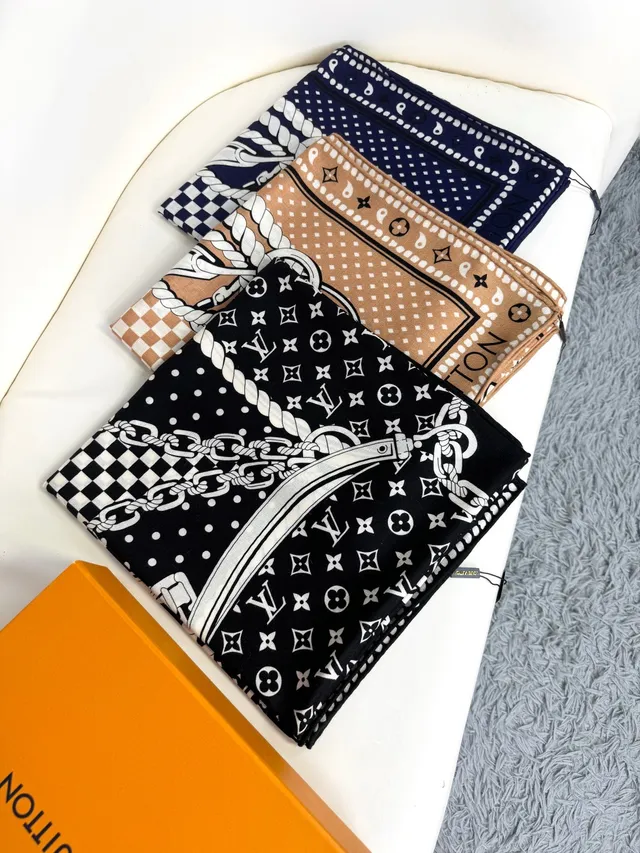 Lenço de seda Louis Vuitton com borda monograma impresso preto e branco 5