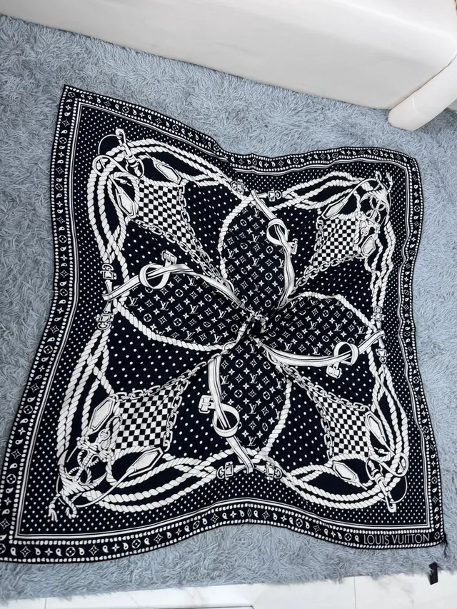 Lenço de seda Louis Vuitton com borda monograma impresso preto e branco 7
