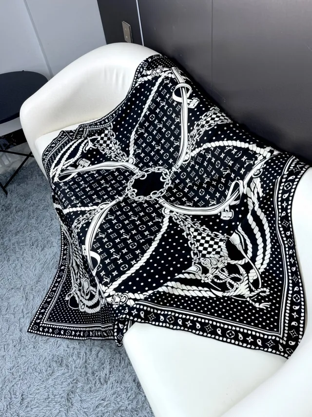 Lenço de seda Louis Vuitton com borda monograma impresso preto e branco 8