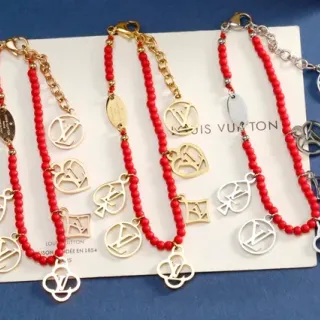 سوارة Louis Vuitton حمراء ذهبية خرزية متعددة التعاويذ