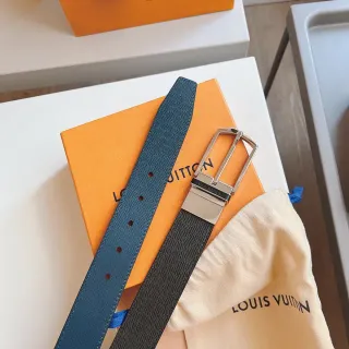 Louis Vuitton Cinto reversível de couro texturizado marinho preto