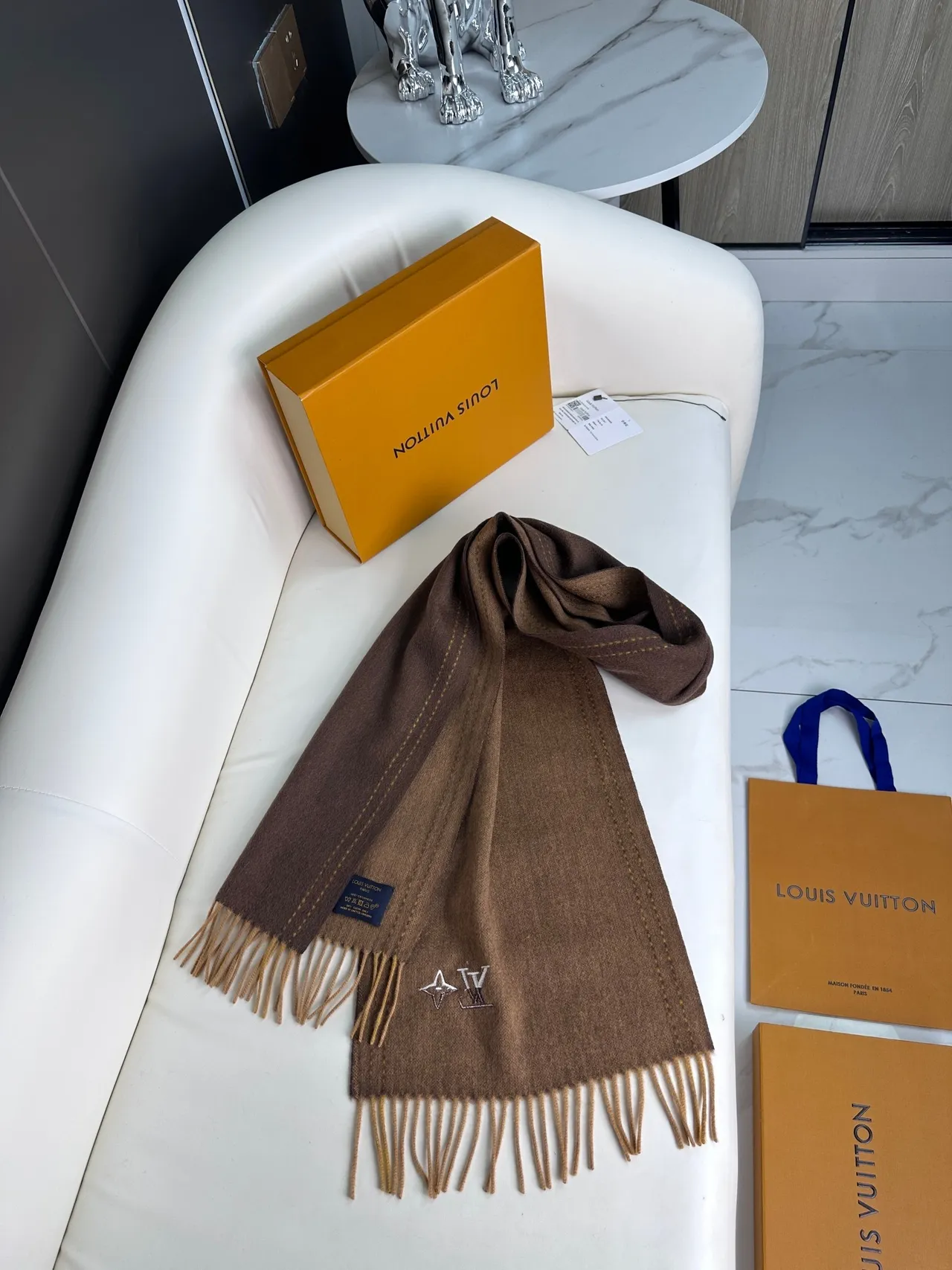 Louis Vuitton Reykjavik Noir शाल كشمير 8