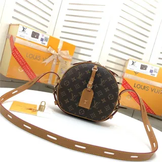 Louis Vuitton Bolsa Cruzada Redonda Monogram Canvas Couro Tan
