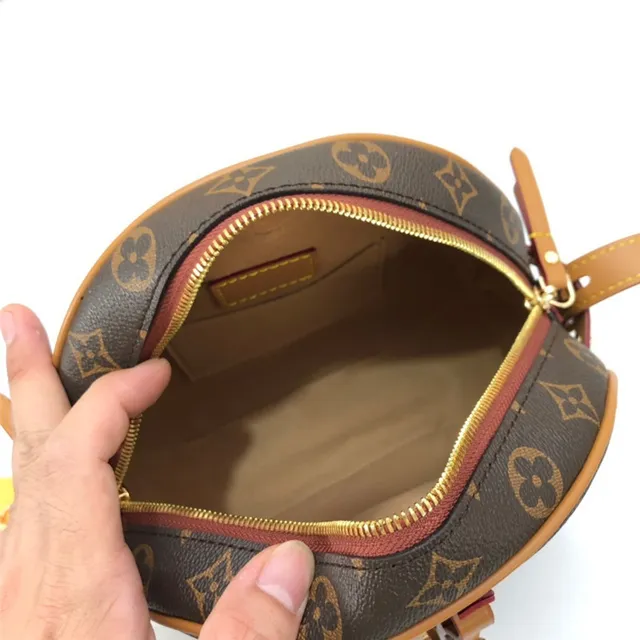 Louis Vuitton Bolsa Cruzada Redonda Monogram Canvas Couro Tan 3