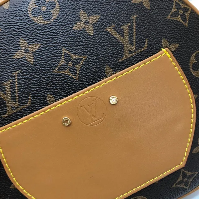 Louis Vuitton Bolsa Cruzada Redonda Monogram Canvas Couro Tan 4