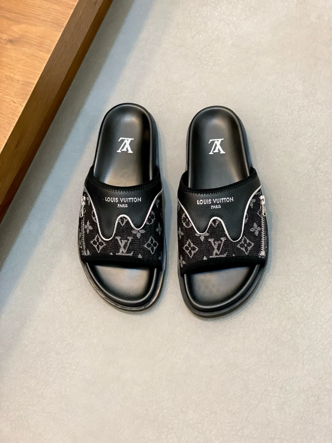 Louis Vuitton Run Away Noir Blanc monogrammé courroie ondulée tubulaire pantoufles 2