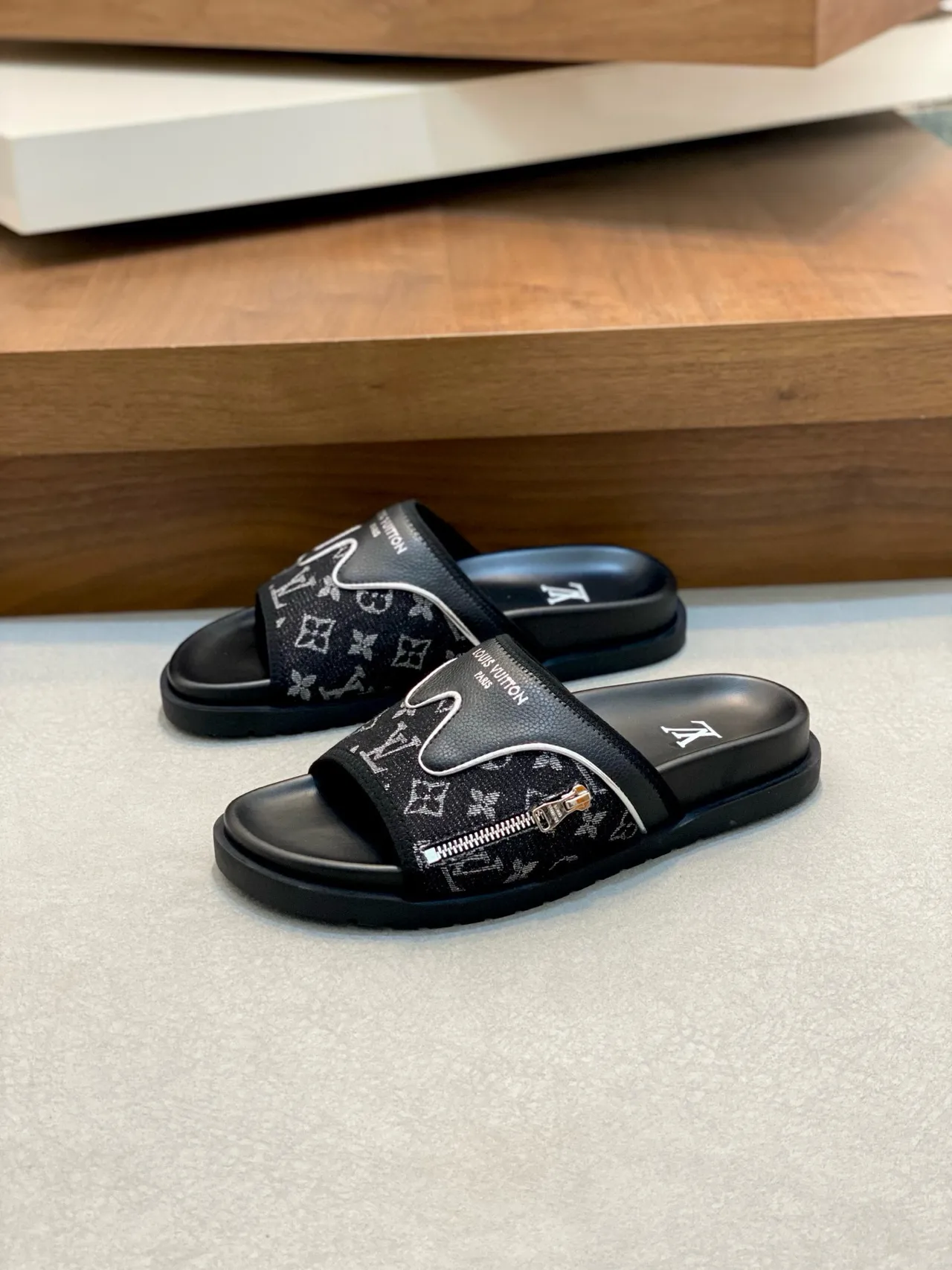 Louis Vuitton Run Away Noir Blanc monogrammé courroie ondulée tubulaire pantoufles 4