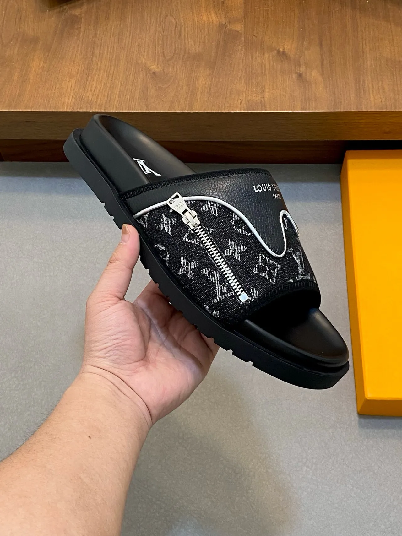 Louis Vuitton Run Away Noir Blanc monogrammé courroie ondulée tubulaire pantoufles 5