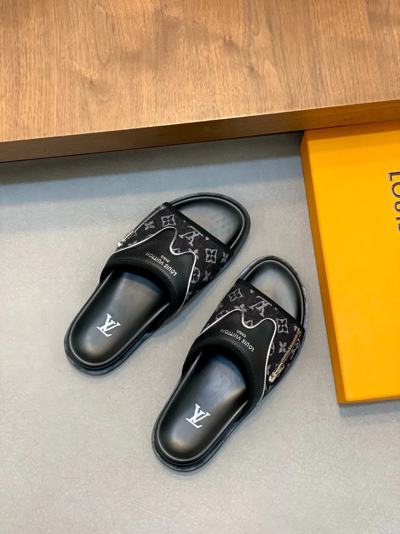 Louis Vuitton Run Away Noir Blanc monogrammé courroie ondulée tubulaire pantoufles 6