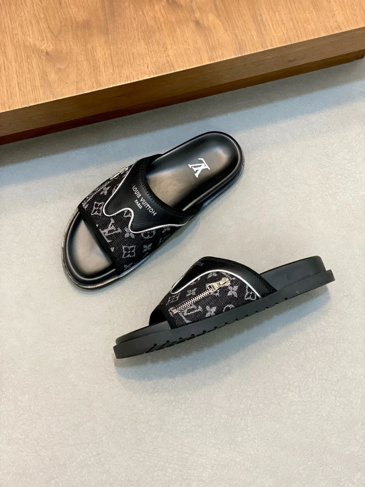 Louis Vuitton Run Away Noir Blanc monogrammé courroie ondulée tubulaire pantoufles 7