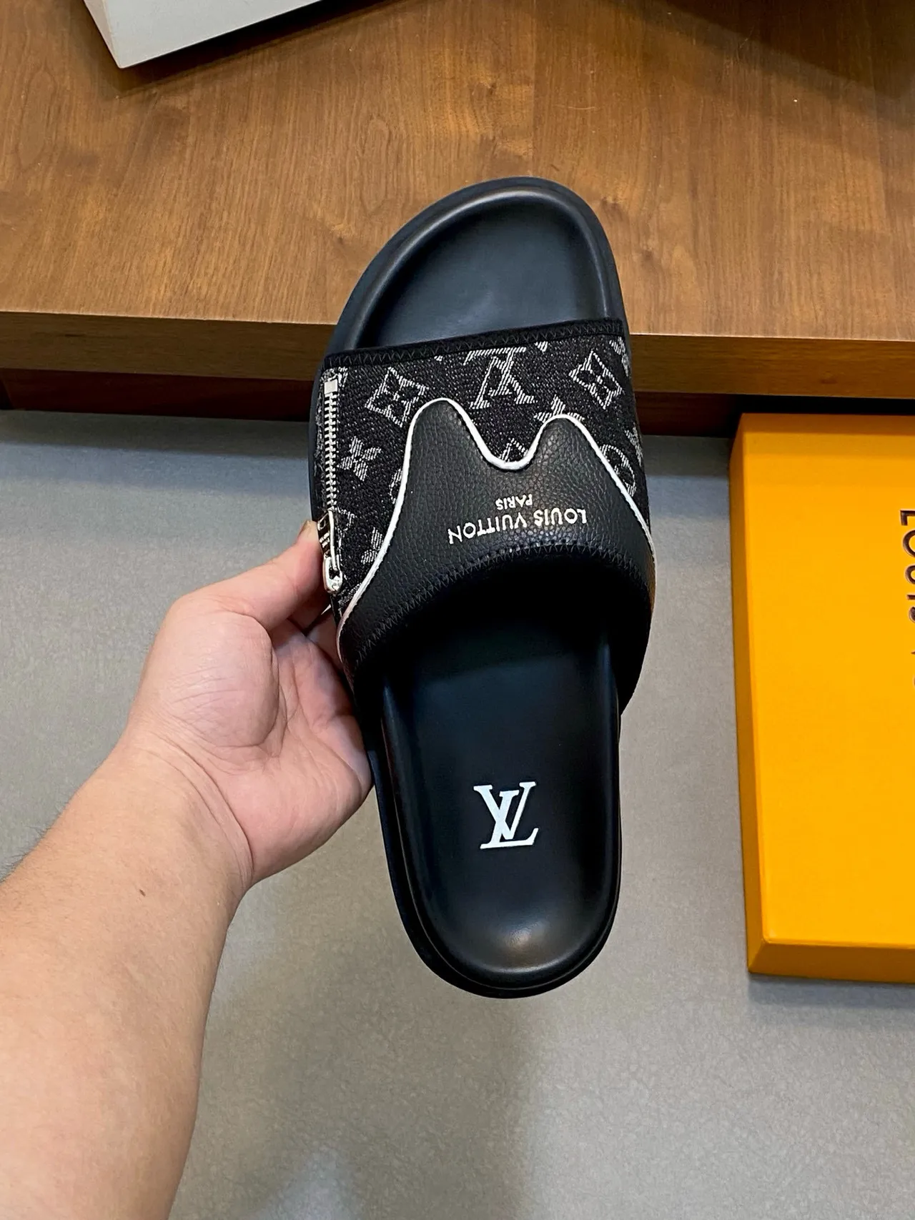 Louis Vuitton Run Away Noir Blanc monogrammé courroie ondulée tubulaire pantoufles 8