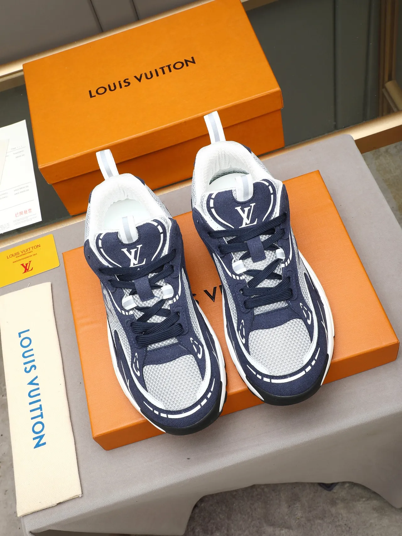 Louis Vuitton Run Away bleu marine et blanc baskets chunky 2
