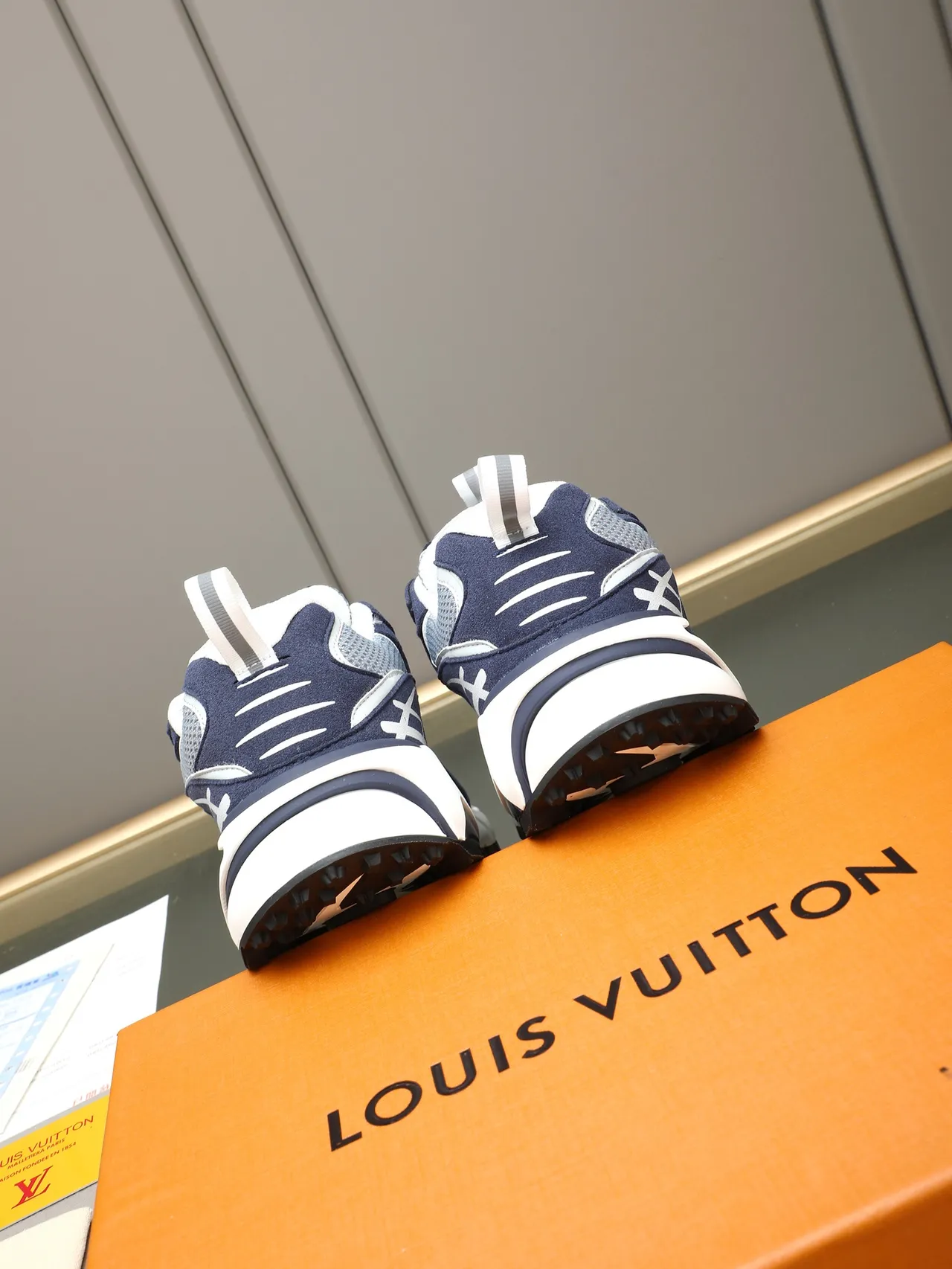 Louis Vuitton Run Away bleu marine et blanc baskets chunky 3