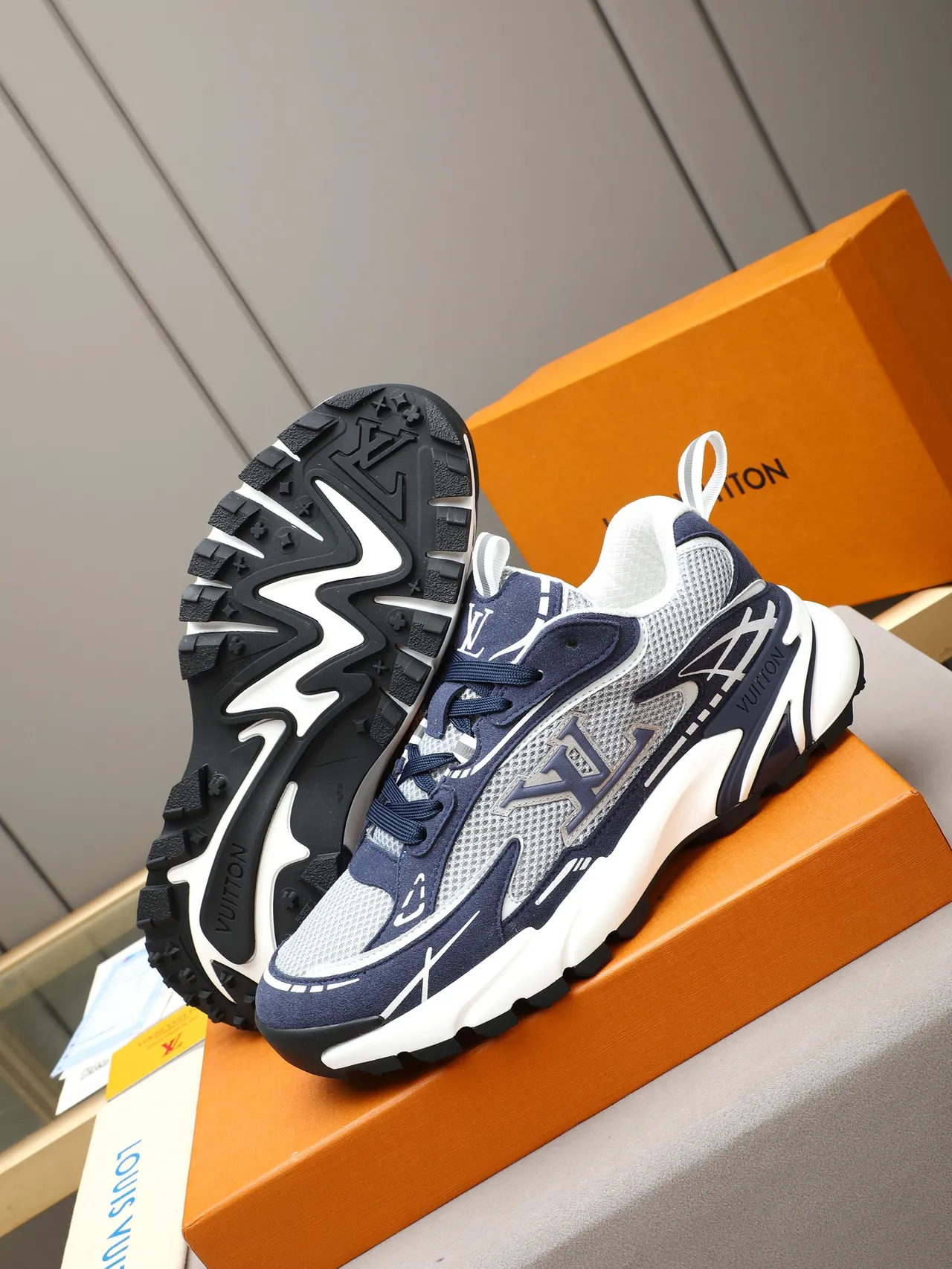 Louis Vuitton Run Away bleu marine et blanc baskets chunky 4