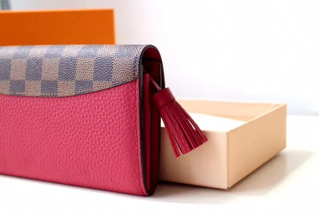 Louis Vuitton Sarah rojo marrón Damier Check lona solapa cuero suave cuerpo billetera larga 16