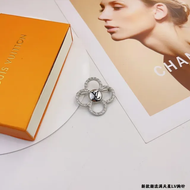 Louis Vuitton Silver Black चार-पेटल फ्लोरल क्रिस्टल-पावे ब्रोच 7