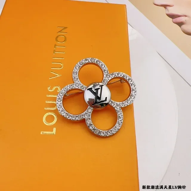 Louis Vuitton Silver Black चार-पेटल फ्लोरल क्रिस्टल-पावे ब्रोच 9