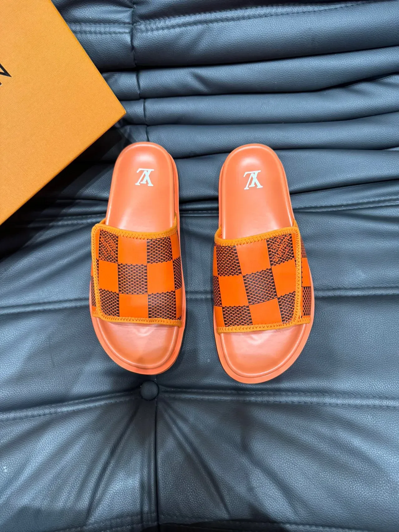 Louis Vuitton Sandália Laranja e Preta Xadrez 2