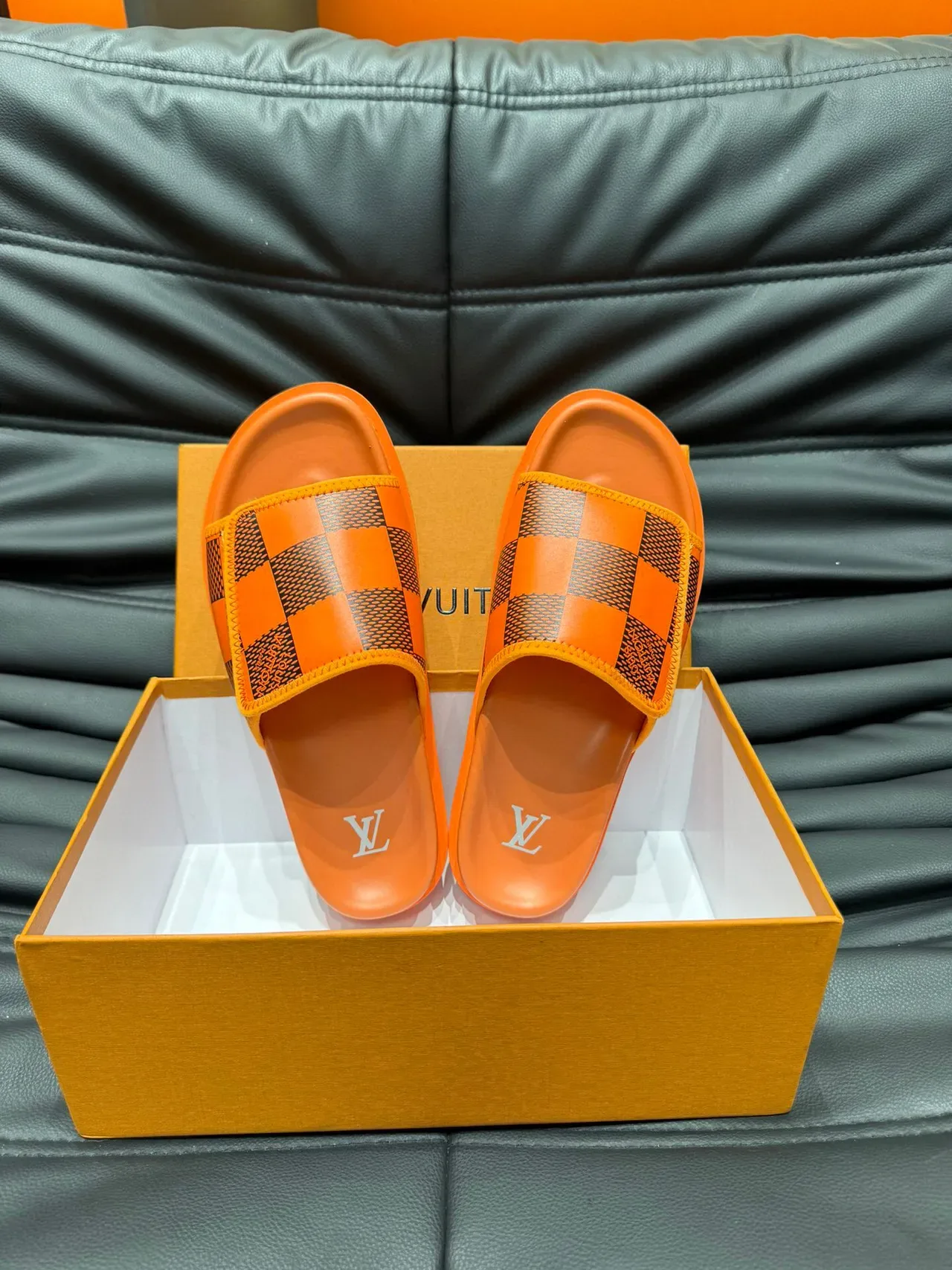 Louis Vuitton Sandália Laranja e Preta Xadrez 5