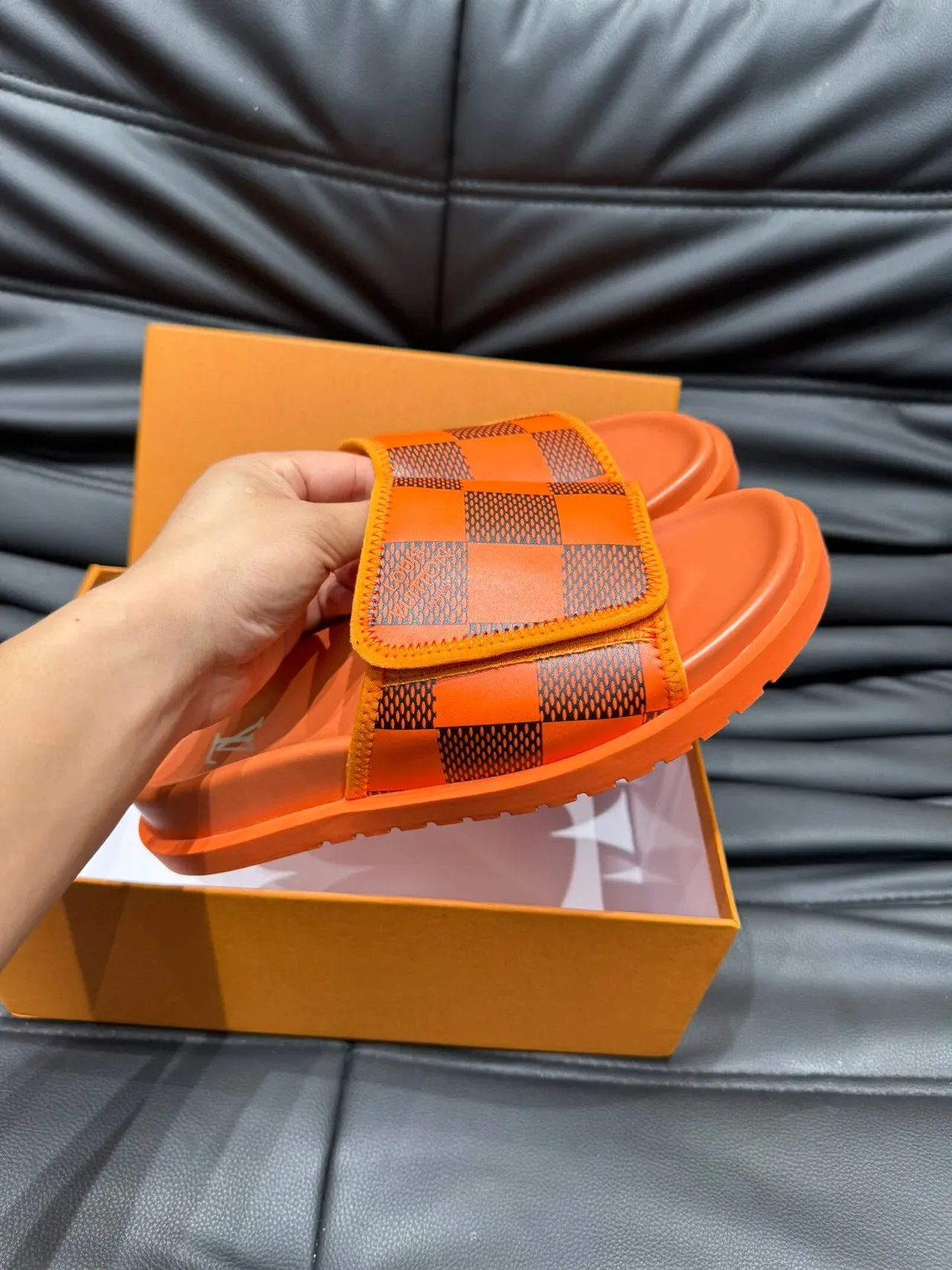 Louis Vuitton Sandália Laranja e Preta Xadrez 6