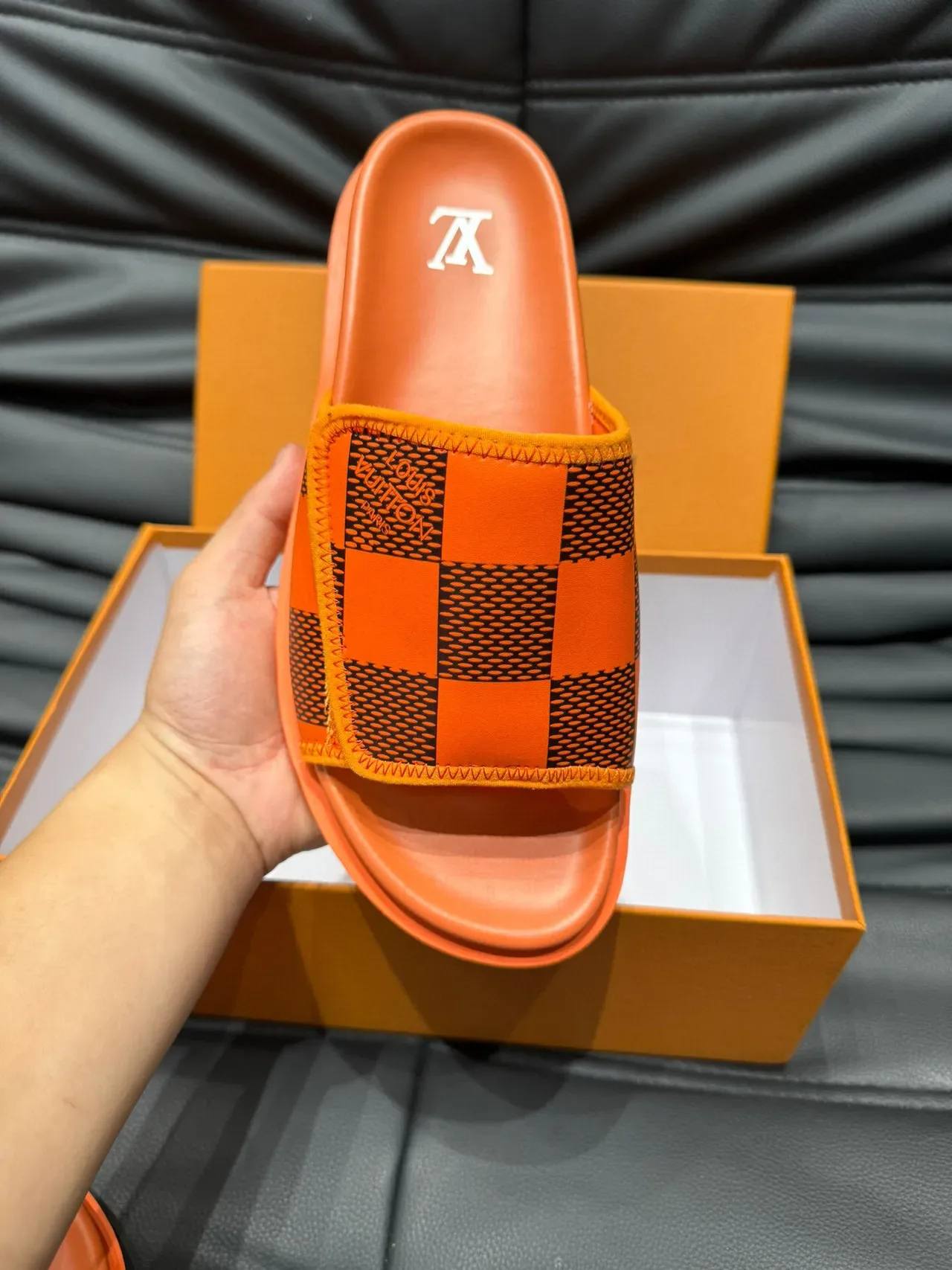 Louis Vuitton Sandália Laranja e Preta Xadrez 7