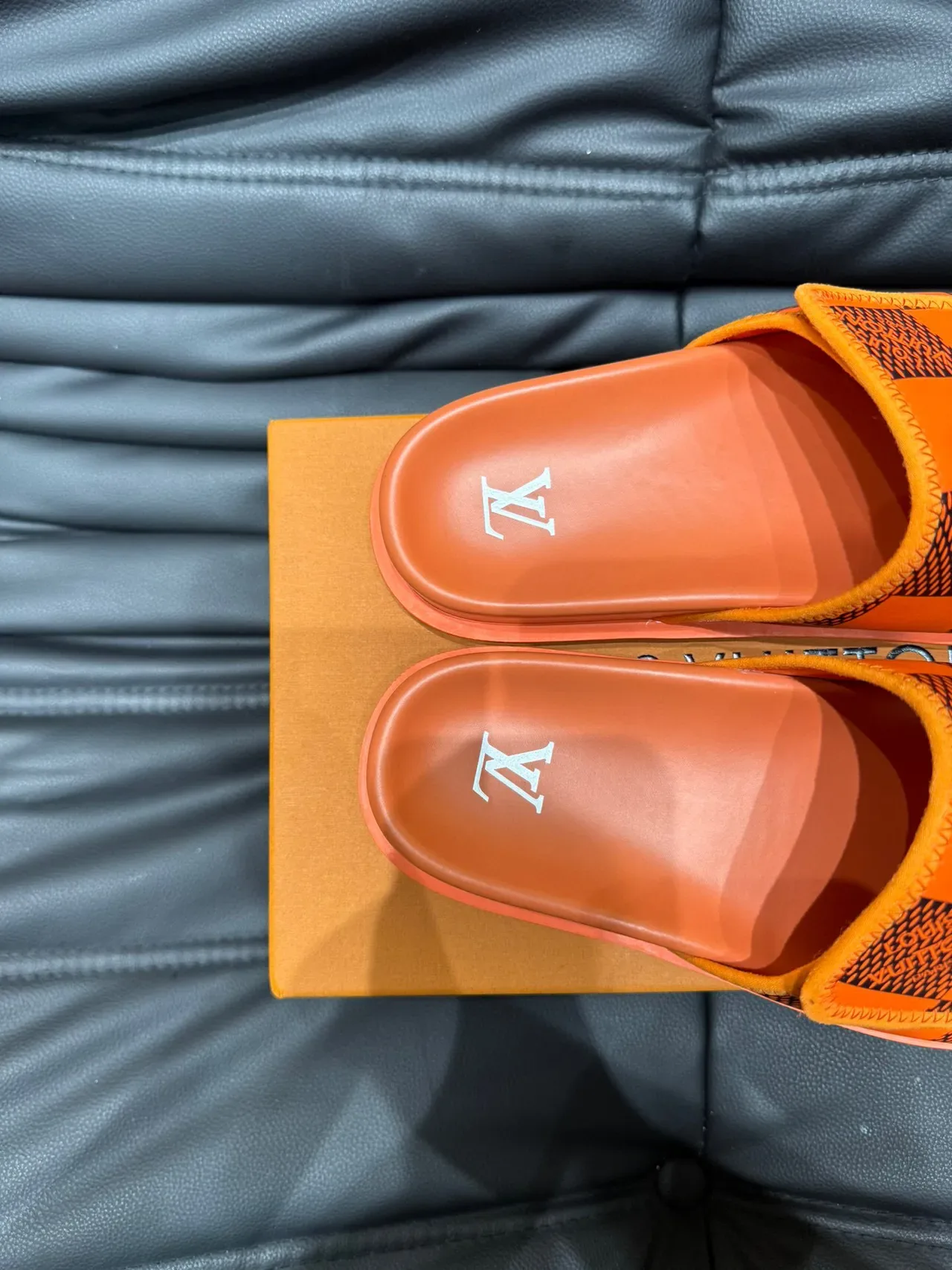 Louis Vuitton Sandália Laranja e Preta Xadrez 8
