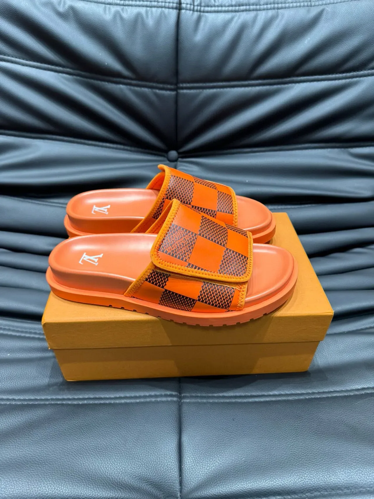 Louis Vuitton Sandália Laranja e Preta Xadrez 9