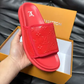 Louis Vuitton Slide أحمر مونوغرام-إمبوسد مطاطي حزام واحد