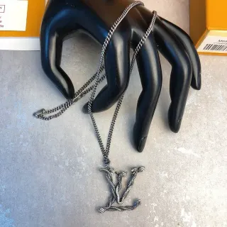 Colar Louis Vuitton Monograma serpente pingente
