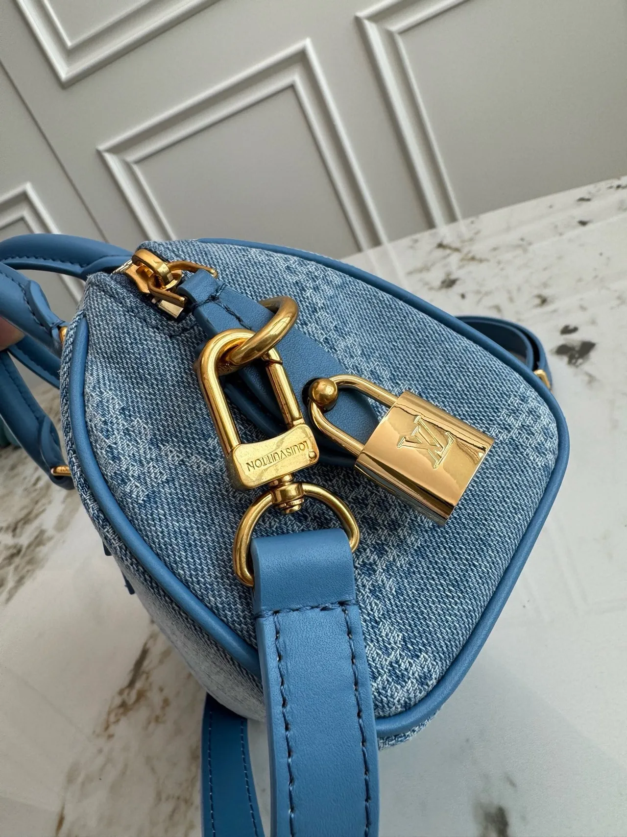 Louis Vuitton 结构桶形轮廓牛仔纹理花卉纹提花波士顿包 5