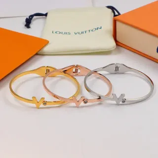 سوار Louis Vuitton V Motif ذهبي مع مفتاح مفصل