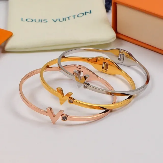 سوار Louis Vuitton V Motif ذهبي مع مفتاح مفصل 2