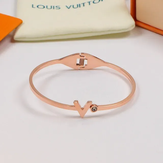 سوار Louis Vuitton V Motif ذهبي مع مفتاح مفصل 3