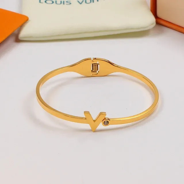 سوار Louis Vuitton V Motif ذهبي مع مفتاح مفصل 4