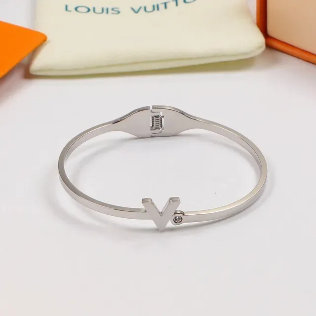 سوار Louis Vuitton V Motif ذهبي مع مفتاح مفصل 5