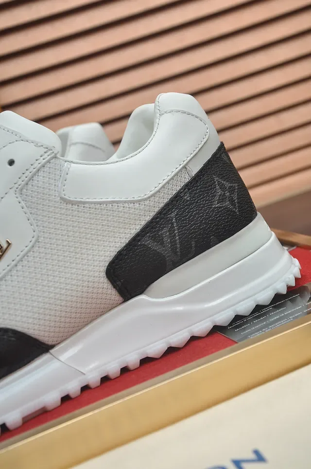 Louis Vuitton Blanco y Negro Monograma Paneles de Cuero Mesh Upper Lifestyle Sneakers 2