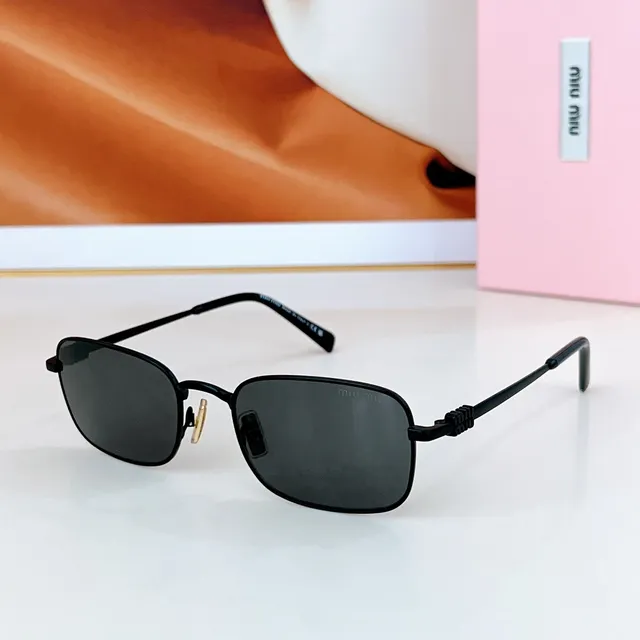Miu Miu lunettes de soleil vert argent cadre rectangulaire construction métallique 3
