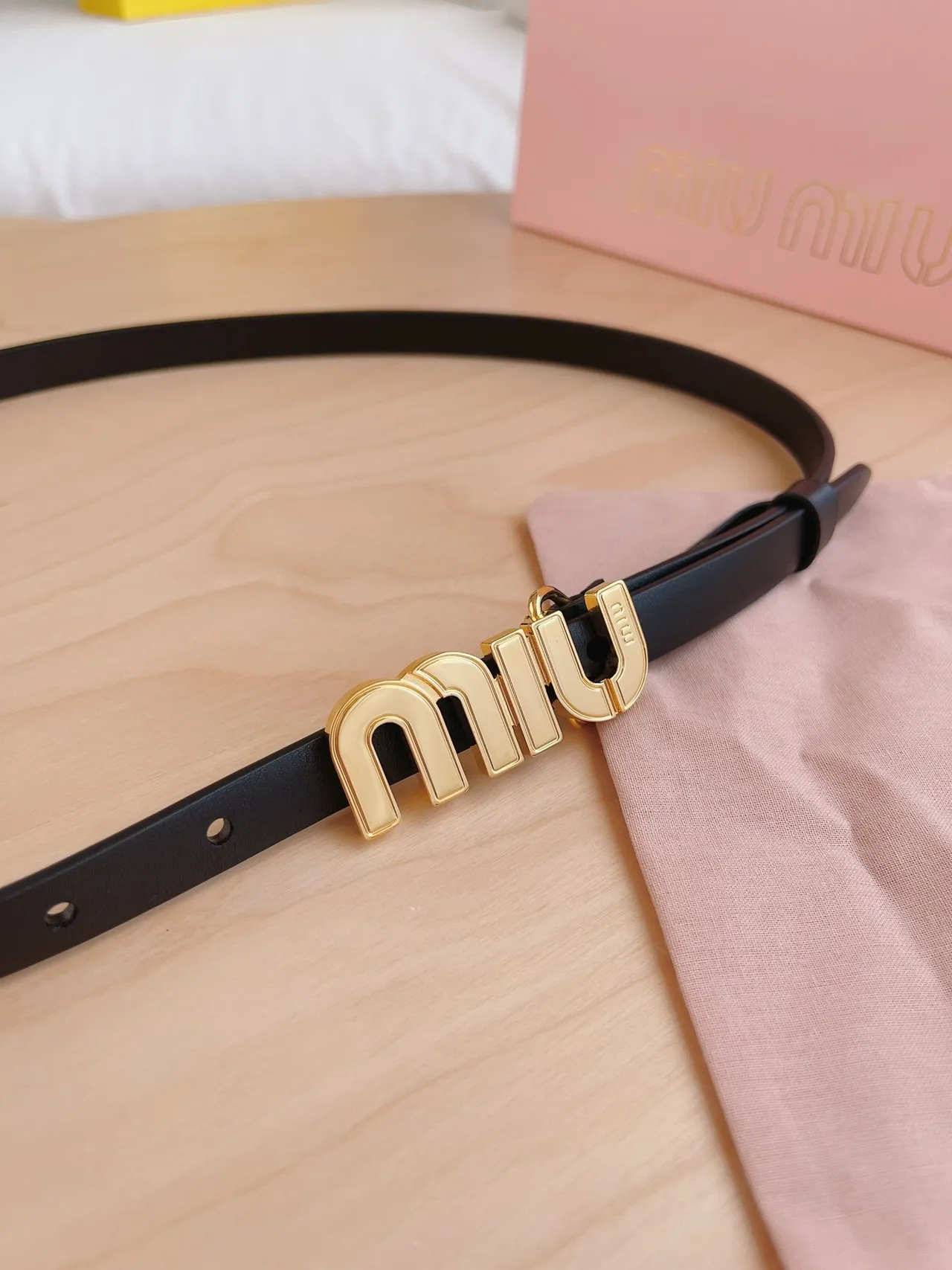 Miu Miu Logo 黑色金扣窄皮革腰带 2