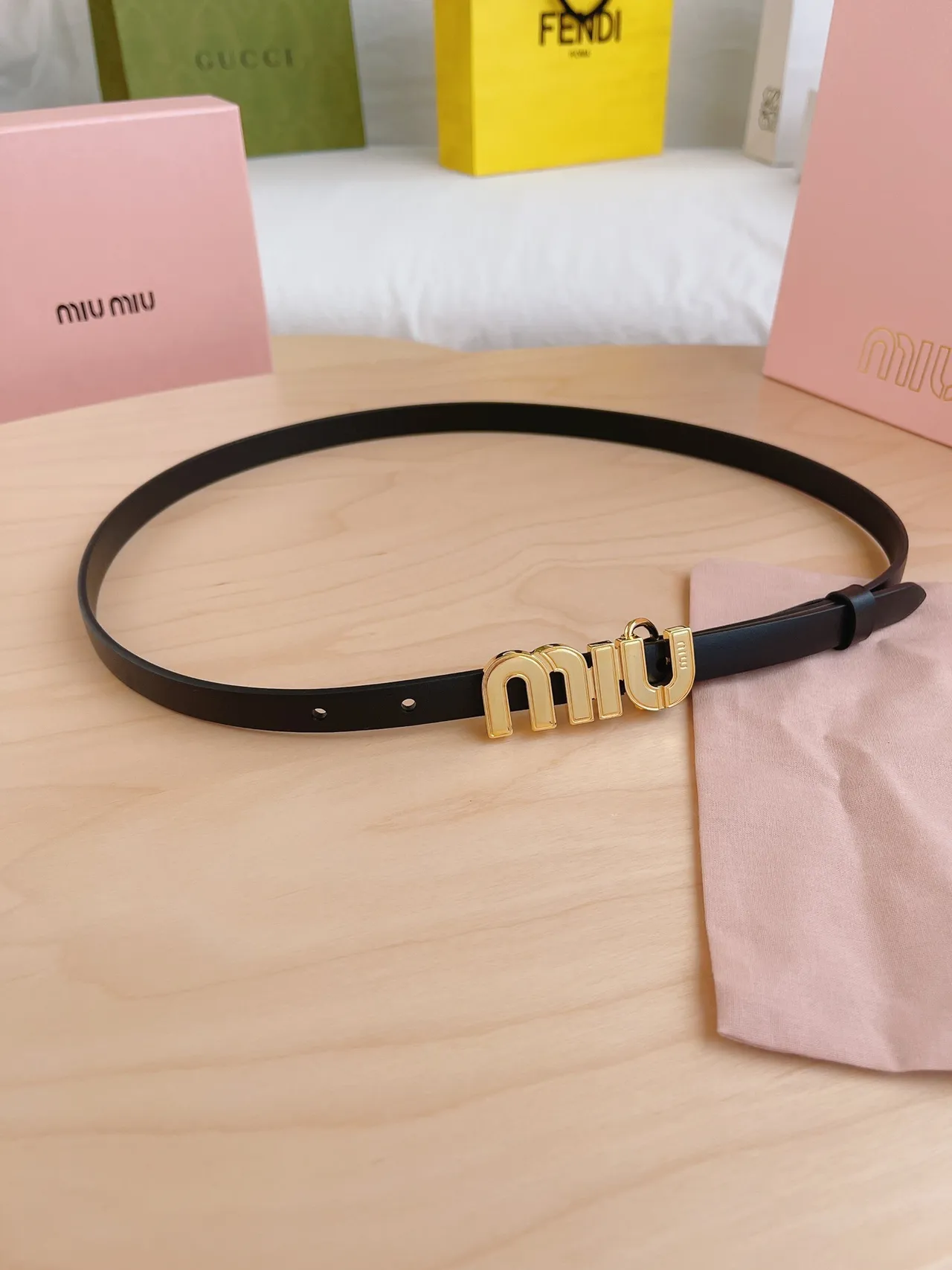 Miu Miu Logo 黑色金扣窄皮革腰带 3