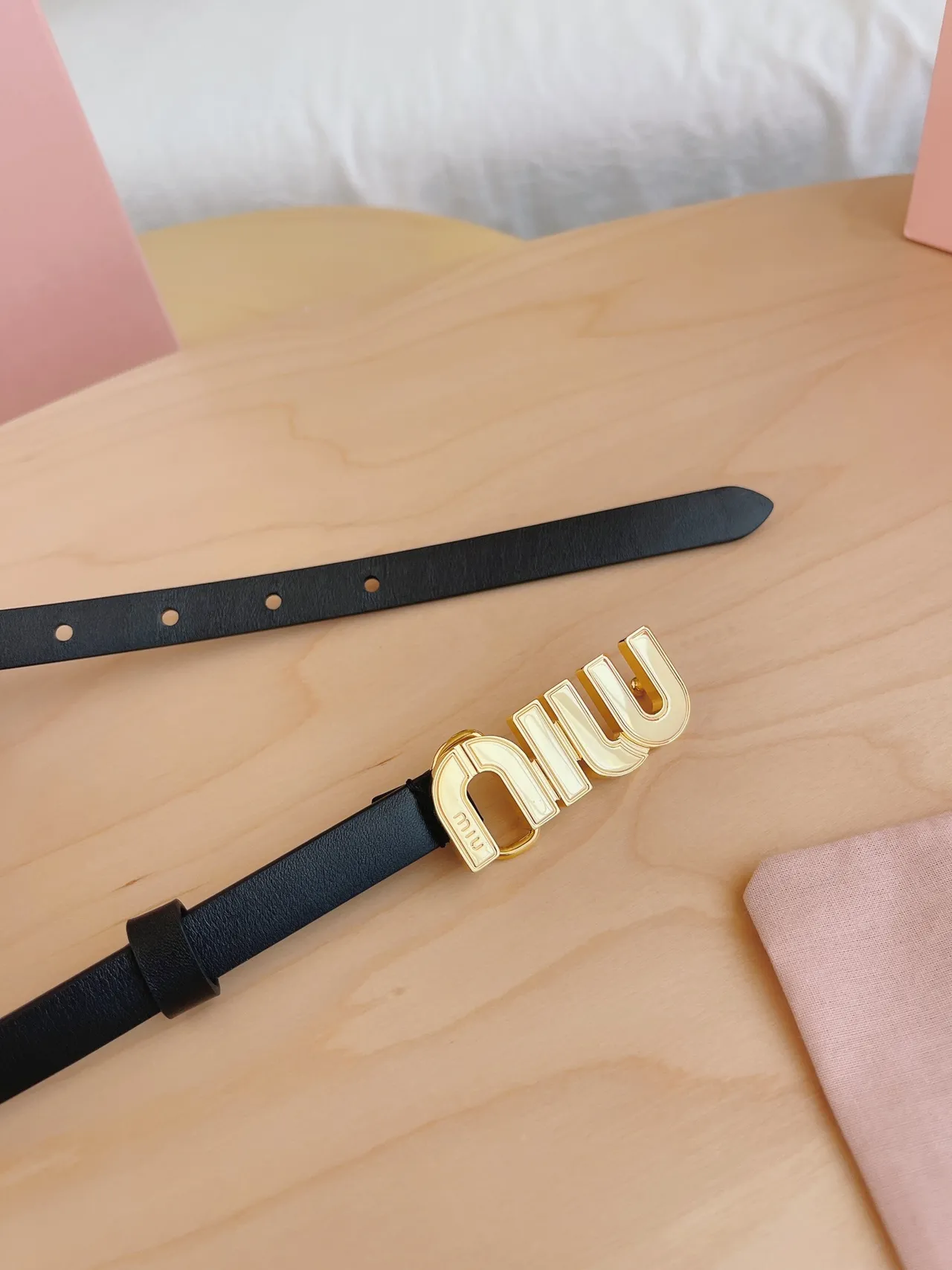 Miu Miu Logo 黑色金扣窄皮革腰带 4