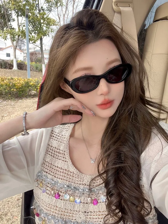 Miu Miu Wander Lunettes de Soleil Acétate Noire Ovale 2