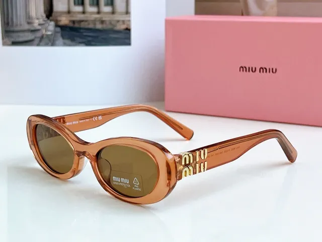 Miu Miu Wander Lunettes de Soleil Acétate Noire Ovale 5
