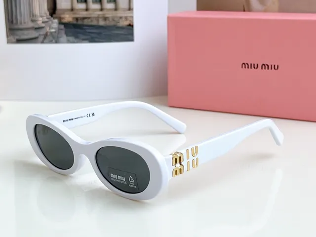 Miu Miu Wander Lunettes de Soleil Acétate Noire Ovale 7